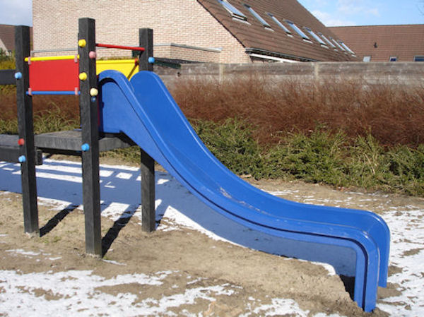 Nieuwe glijbaan in speeltuin