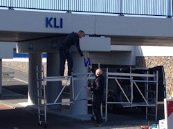 Plaatsen letters op de Klinkertunnel