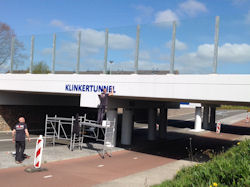 Plaatsen letters op de Klinkertunnel