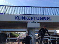Plaatsen letters op de Klinkertunnel