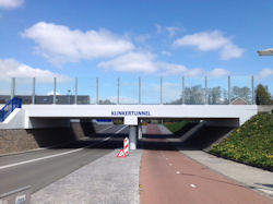 Plaatsen letters op de Klinkertunnel